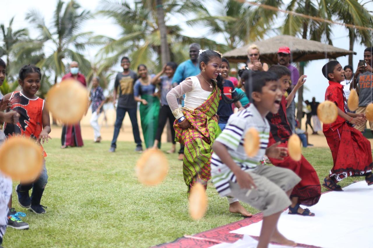 Goldi Sands Hotel Negombo Bagian luar foto