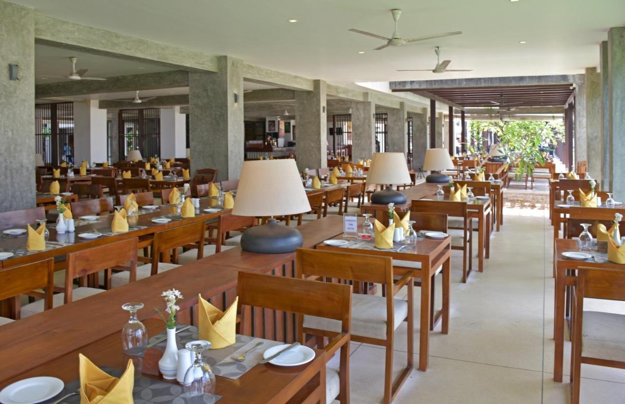 Goldi Sands Hotel Negombo Bagian luar foto