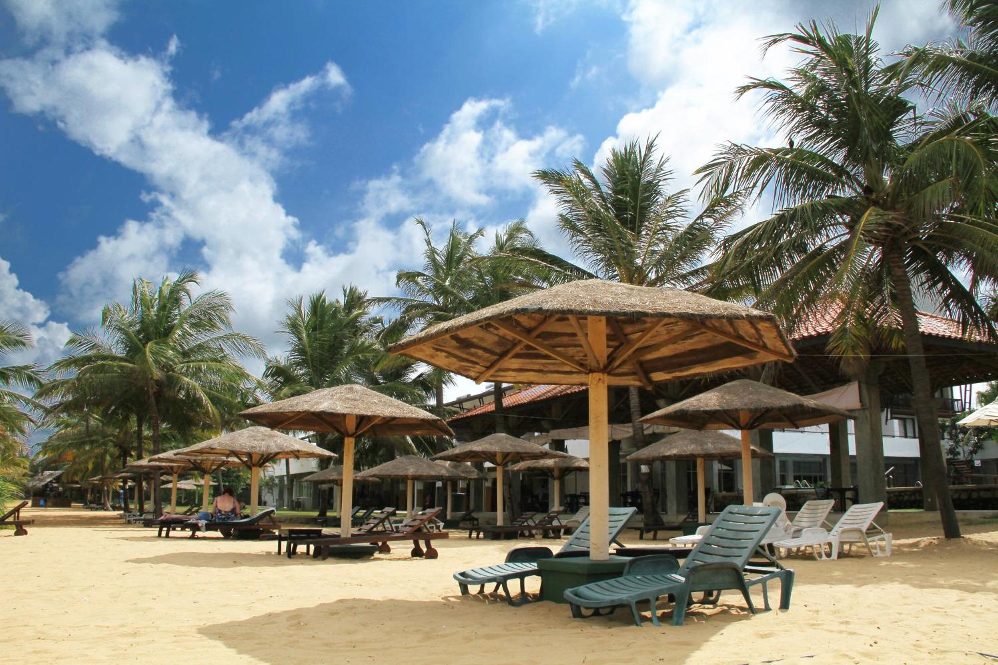 Goldi Sands Hotel Negombo Bagian luar foto